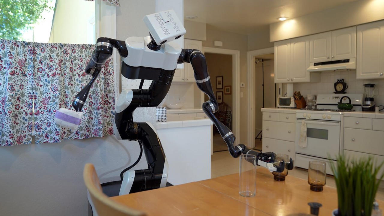 Robot facand lucruri de casa